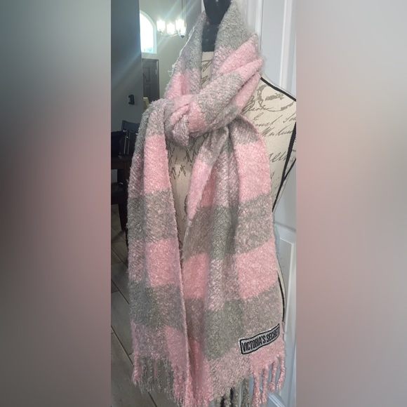 Victoria’s Secret pink scarf 💯 acrylic and very soft in good condition - Picture 1 of 7